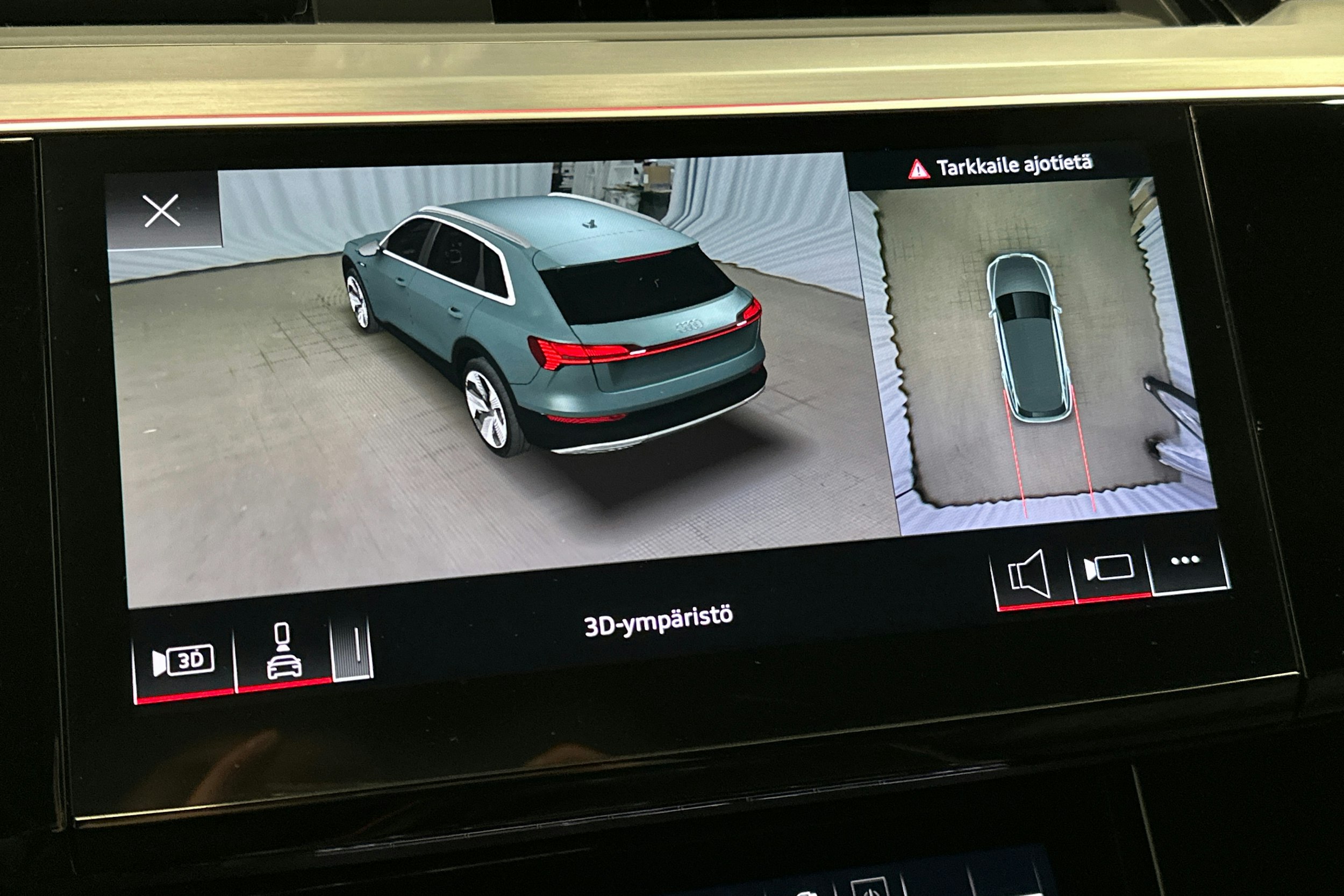 valkoinen Audi e-tron 2022 kuva 33.