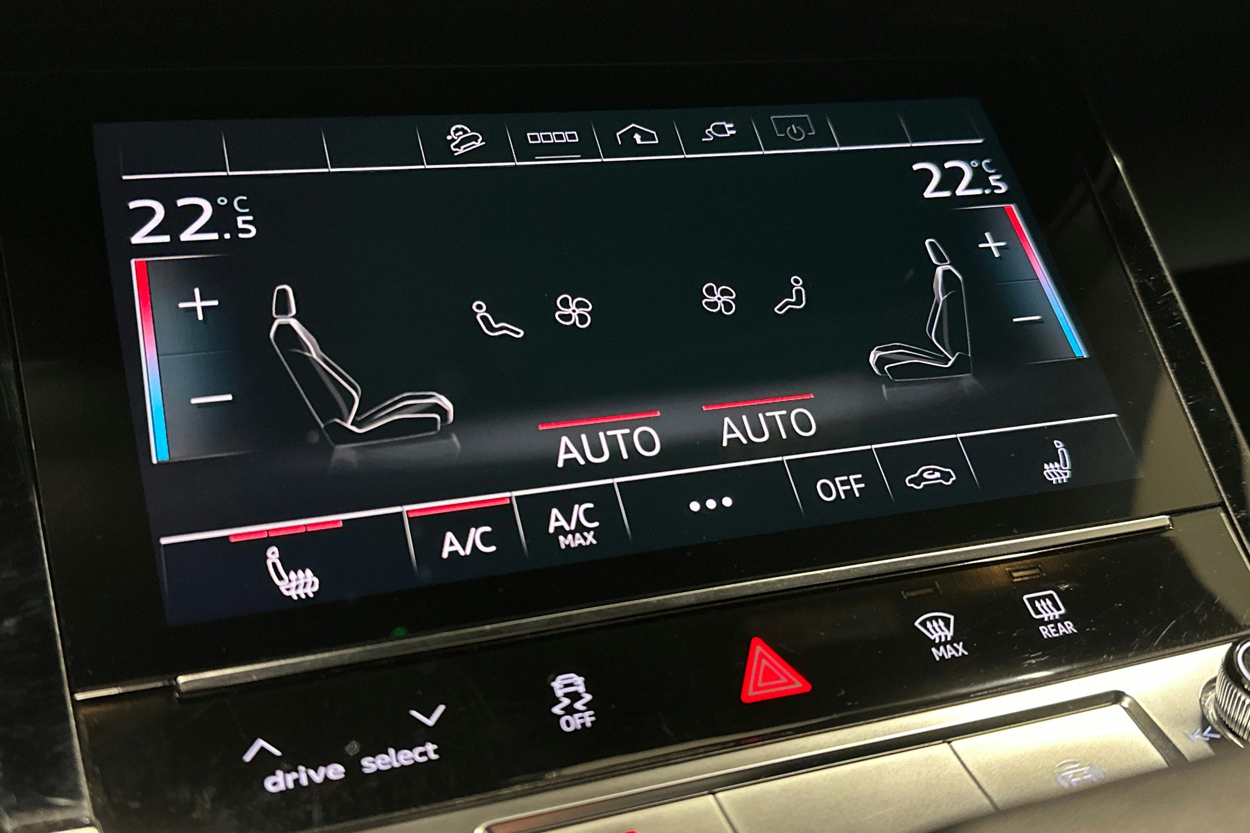 valkoinen Audi e-tron 2022 kuva 34.