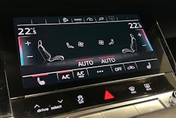 valkoinen Audi e-tron 2022 kuva 34.