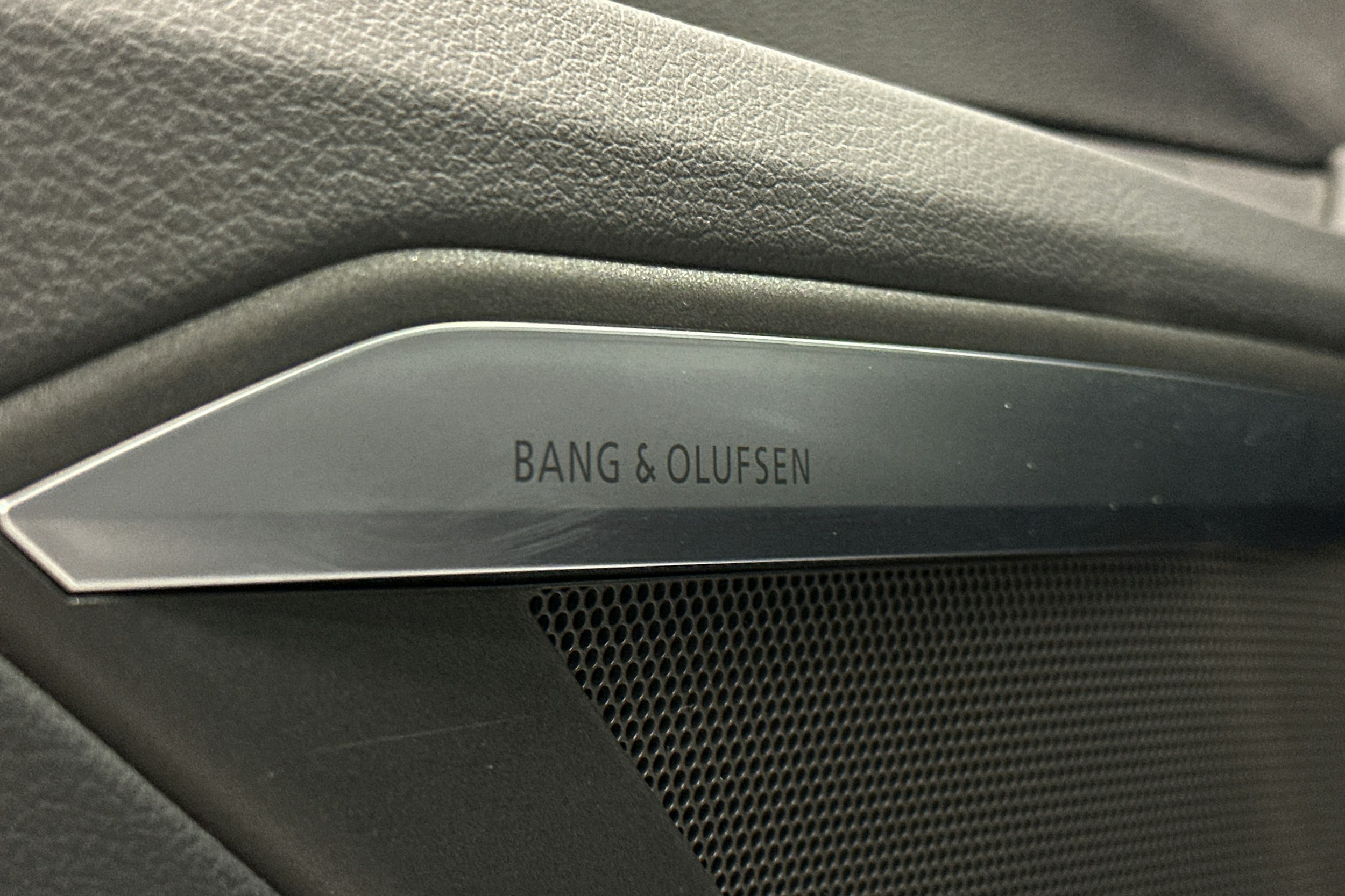 valkoinen Audi e-tron 2022 kuva 36.