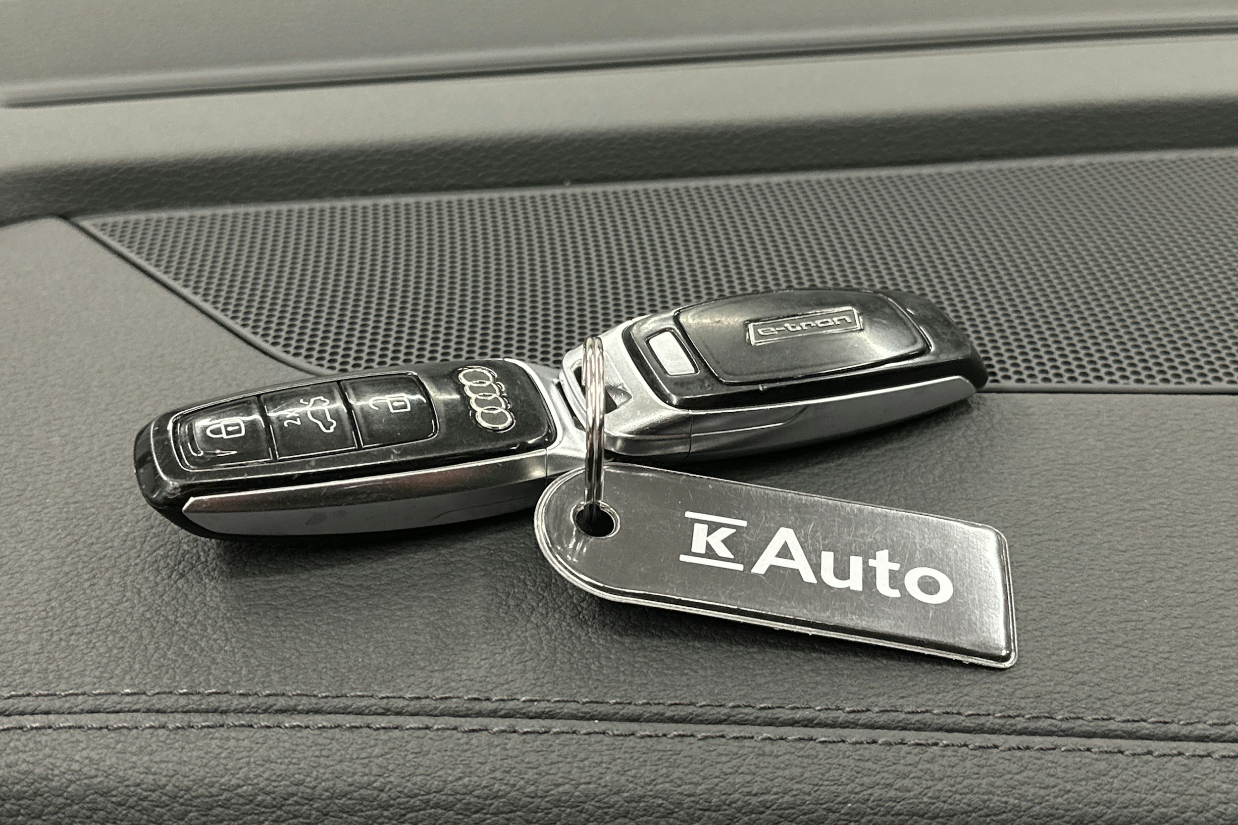 valkoinen Audi e-tron 2022 kuva 37.