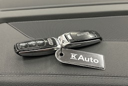 valkoinen Audi e-tron 2022 kuva 37.