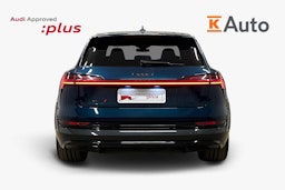 sininen Audi e-tron 2022 kuva 3.