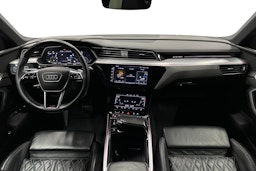 sininen Audi e-tron 2022 kuva 9.