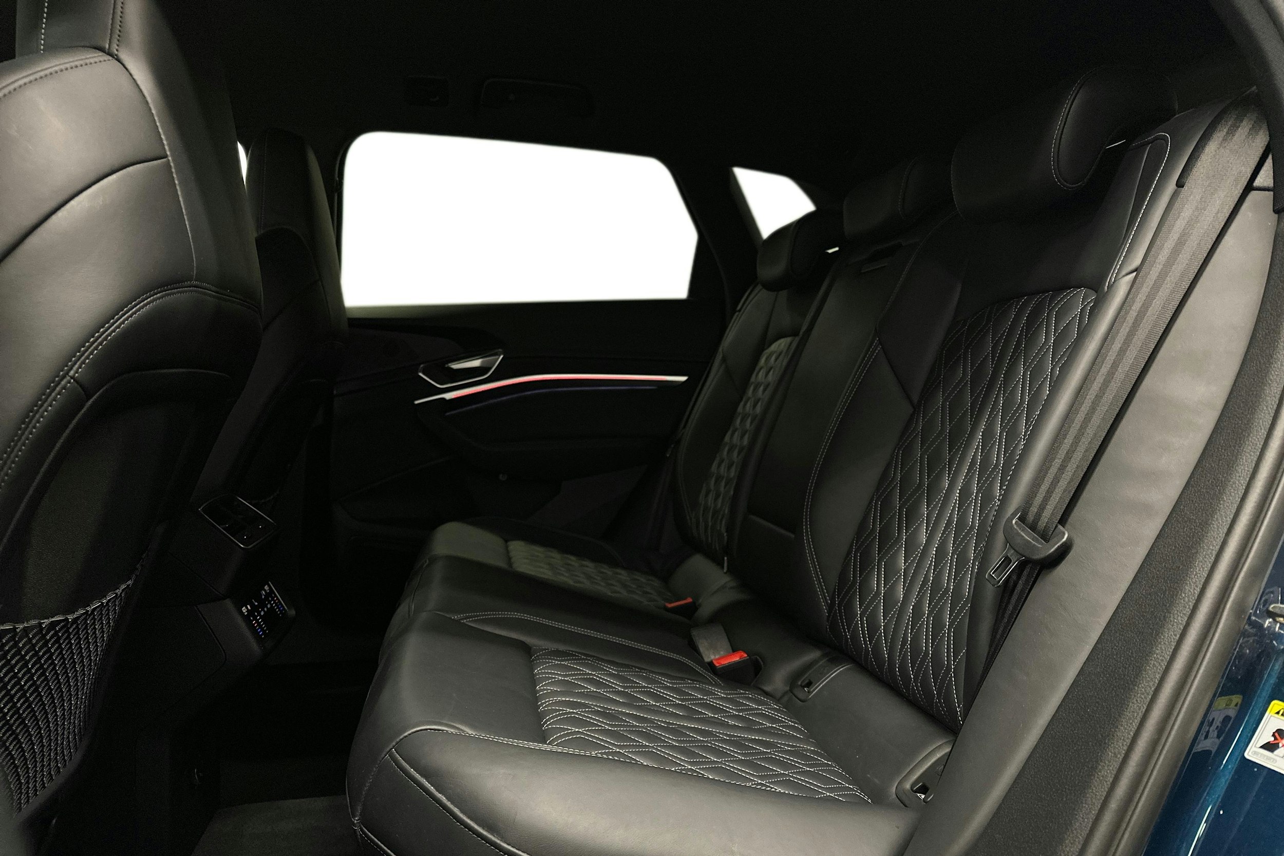 sininen Audi e-tron 2022 kuva 10.