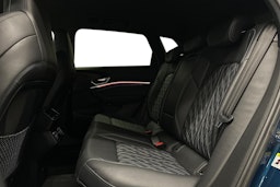 sininen Audi e-tron 2022 kuva 10.