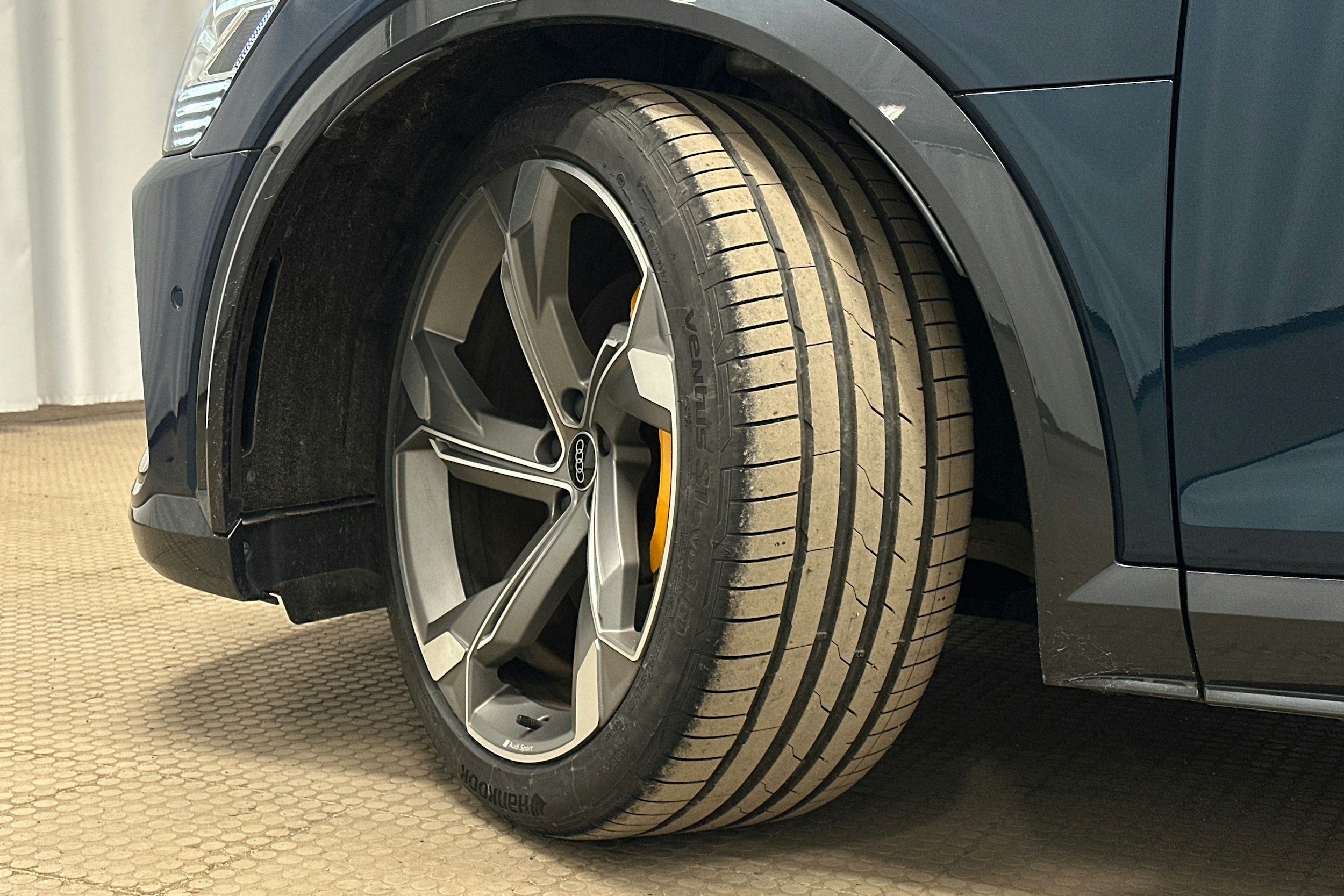 sininen Audi e-tron 2022 kuva 12.