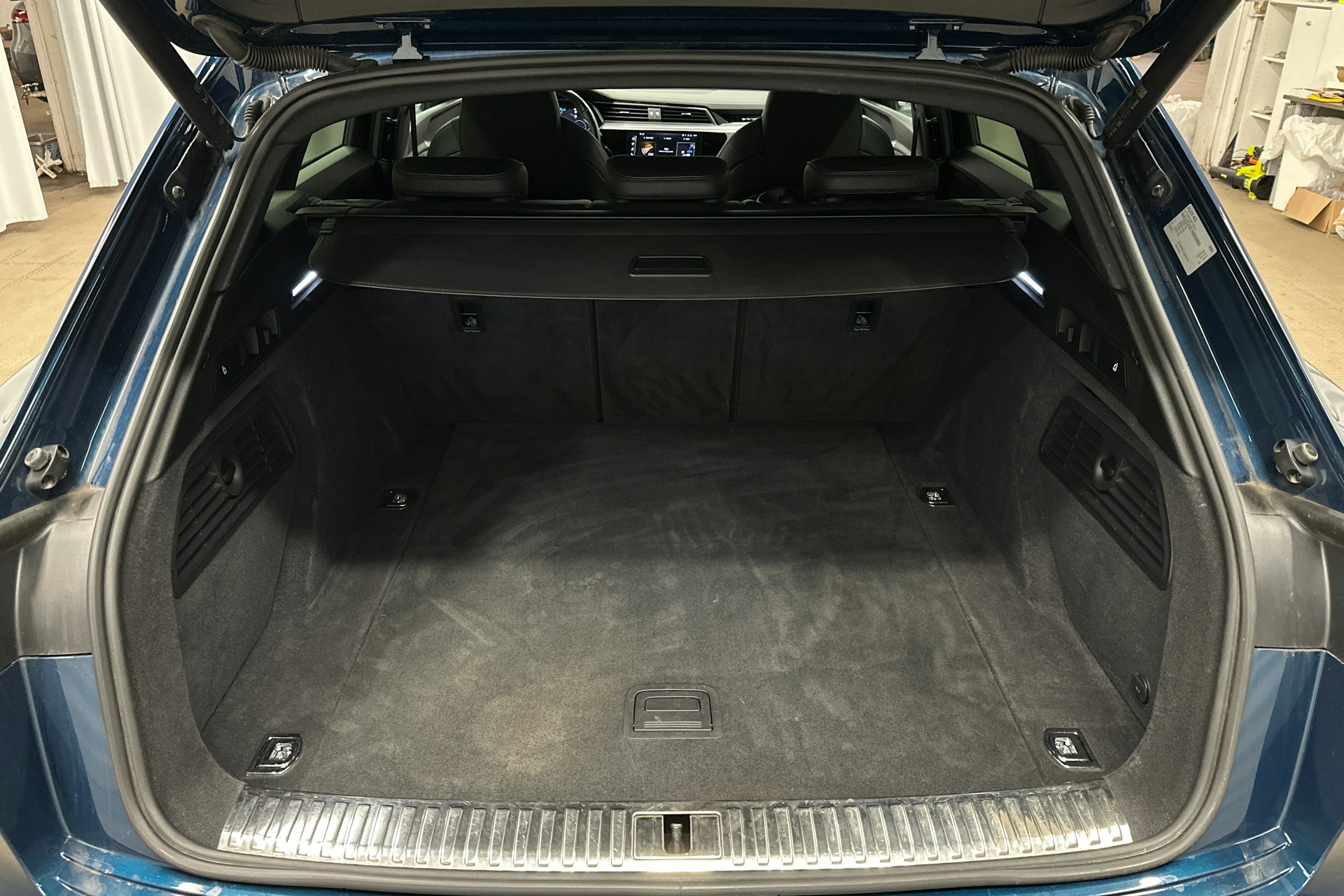 sininen Audi e-tron 2022 kuva 13.