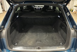 sininen Audi e-tron 2022 kuva 13.