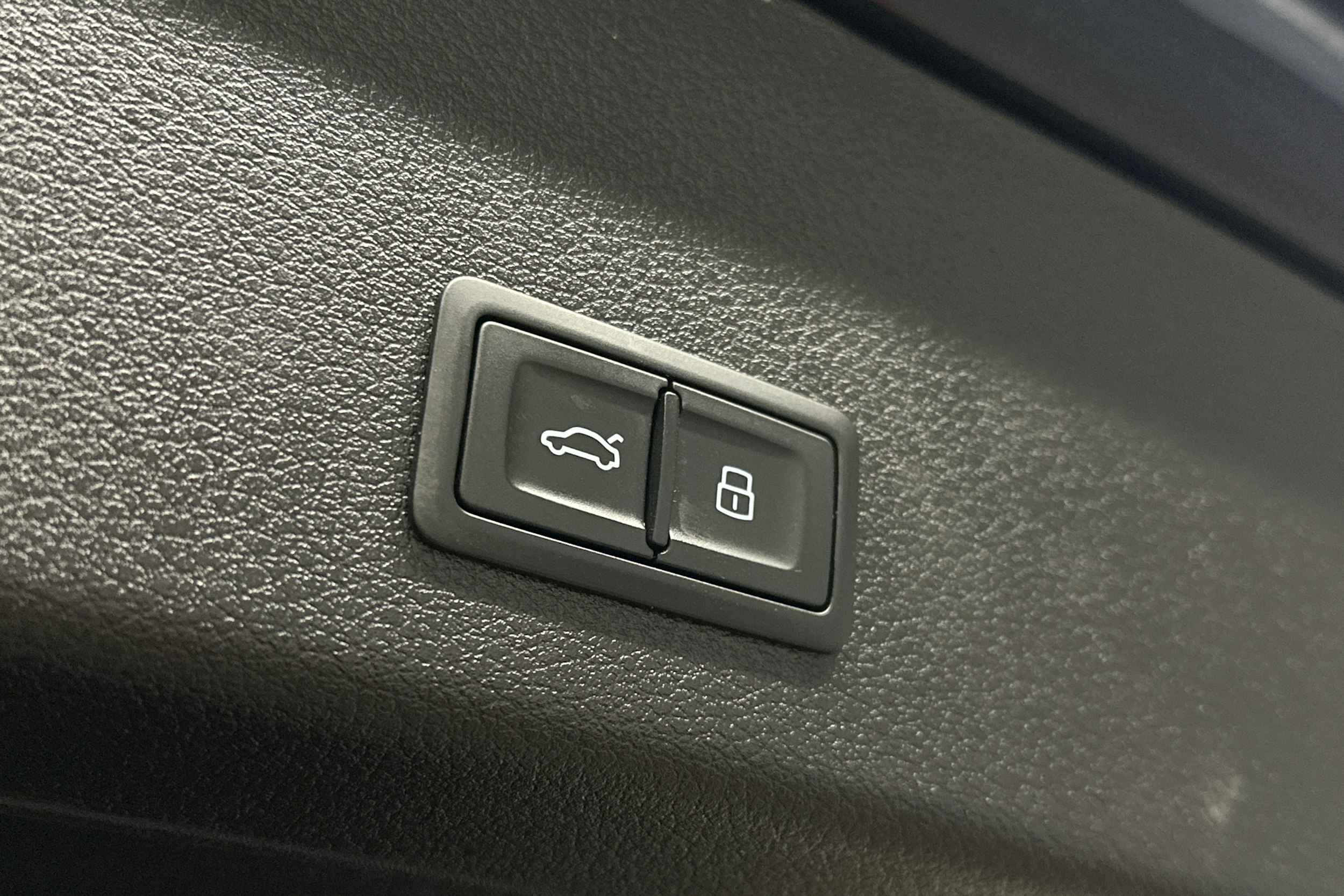 sininen Audi e-tron 2022 kuva 14.