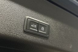 sininen Audi e-tron 2022 kuva 14.