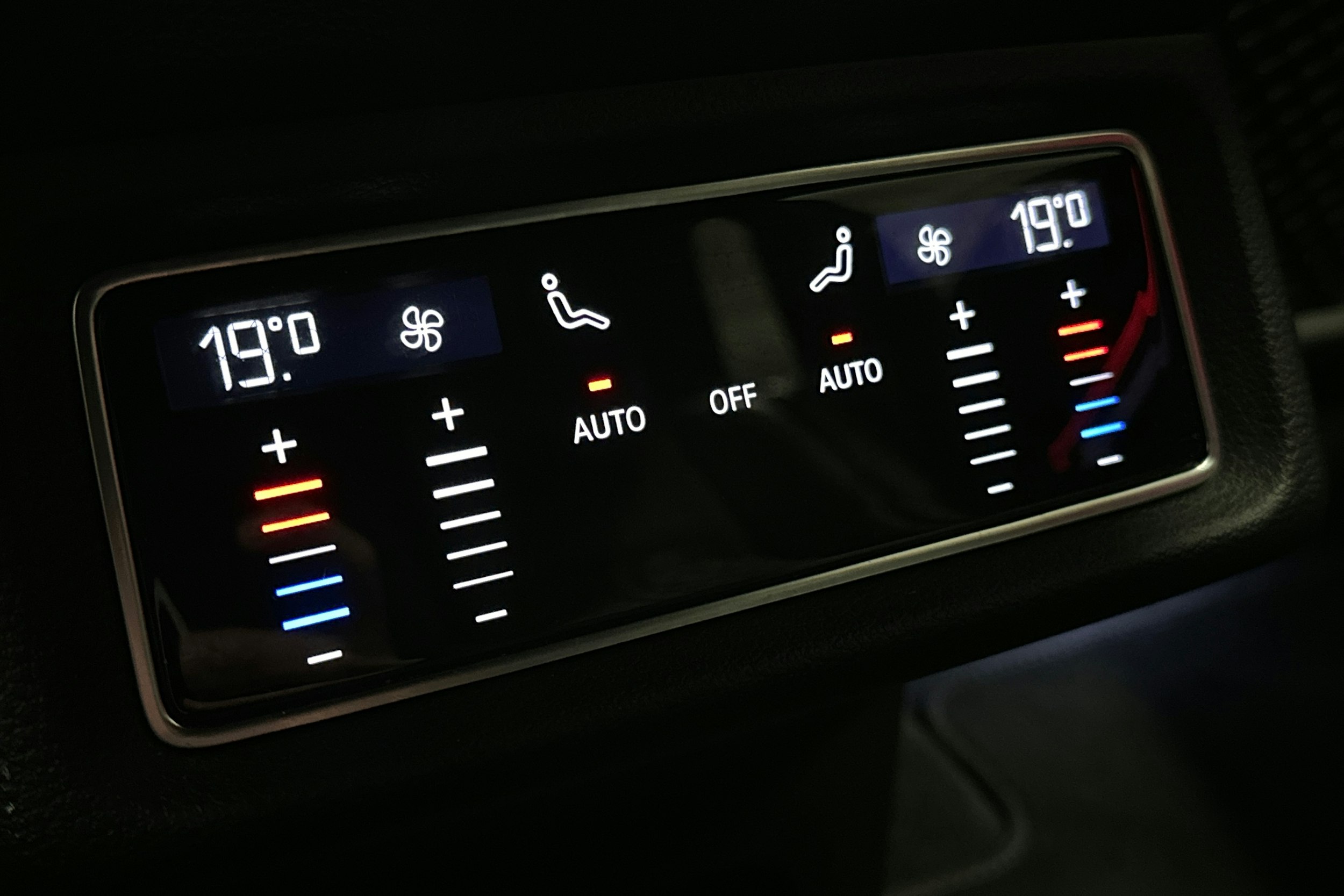 sininen Audi e-tron 2022 kuva 15.