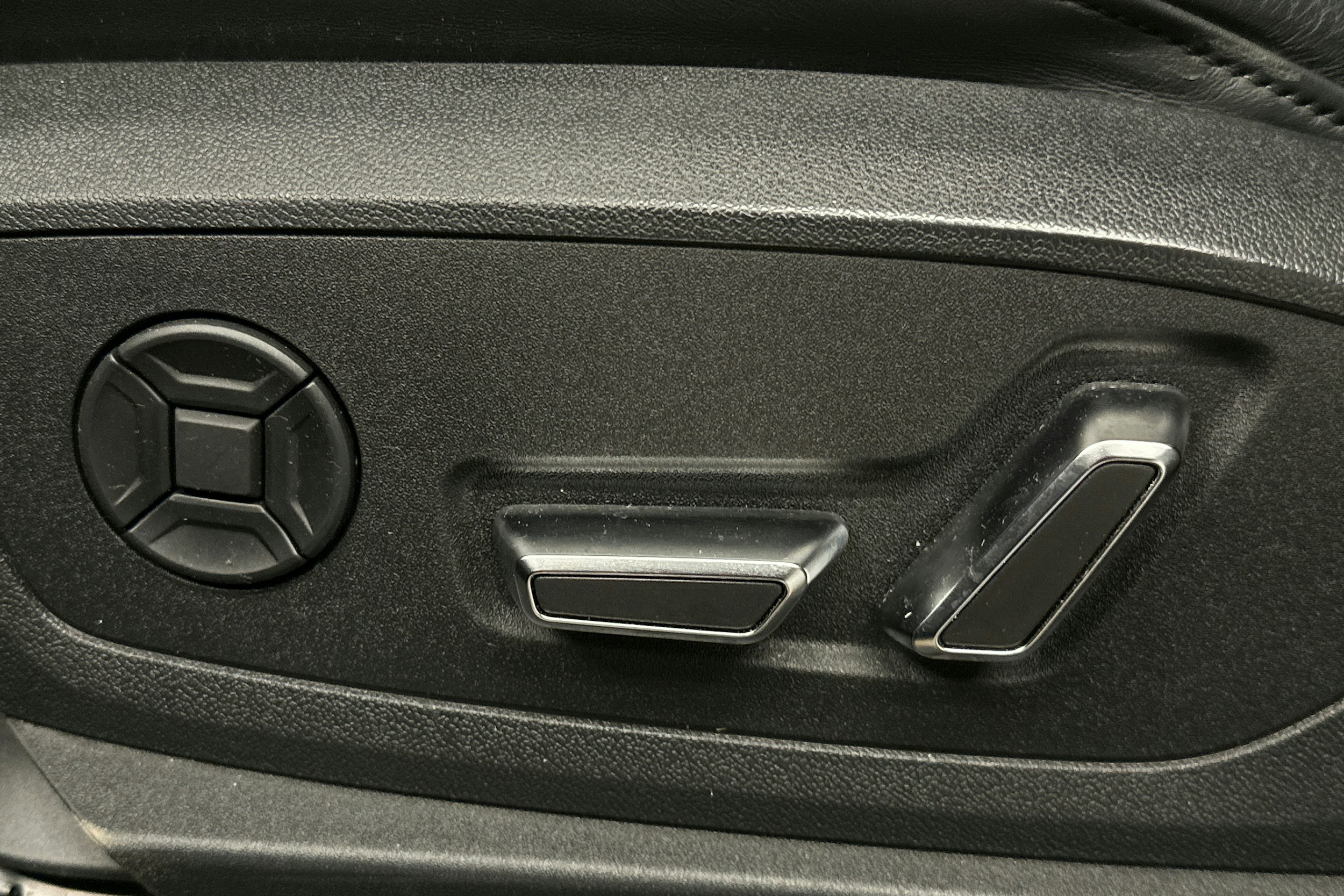 sininen Audi e-tron 2022 kuva 17.