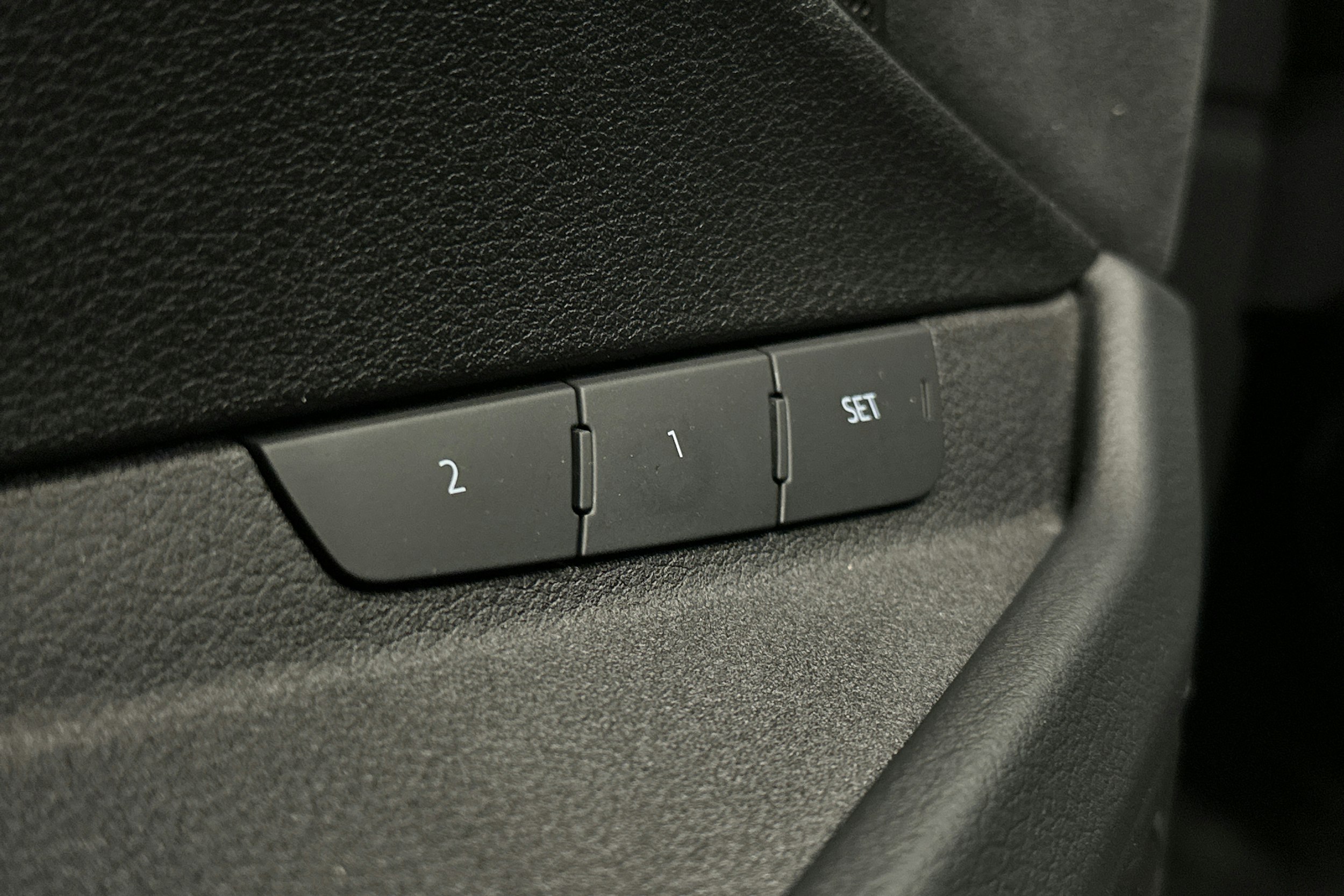 sininen Audi e-tron 2022 kuva 18.