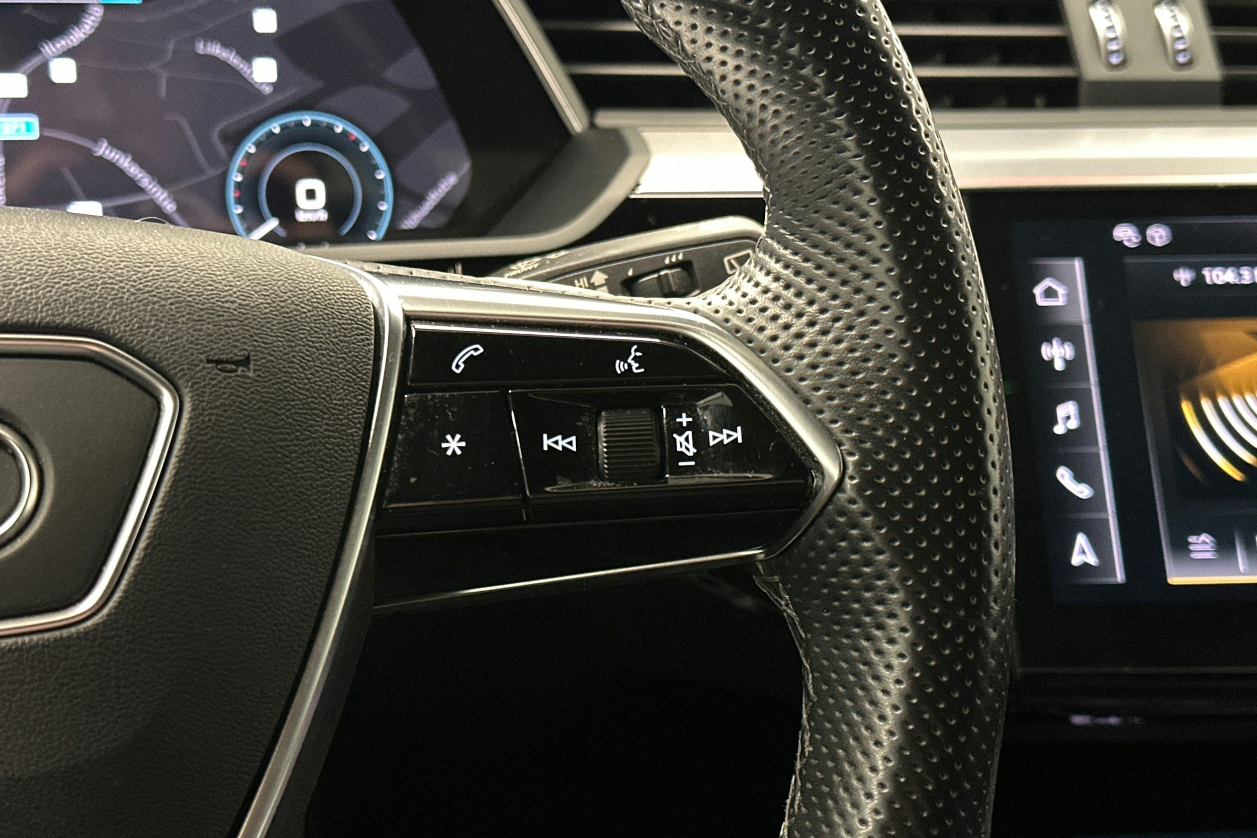 sininen Audi e-tron 2022 kuva 22.