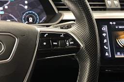 sininen Audi e-tron 2022 kuva 22.