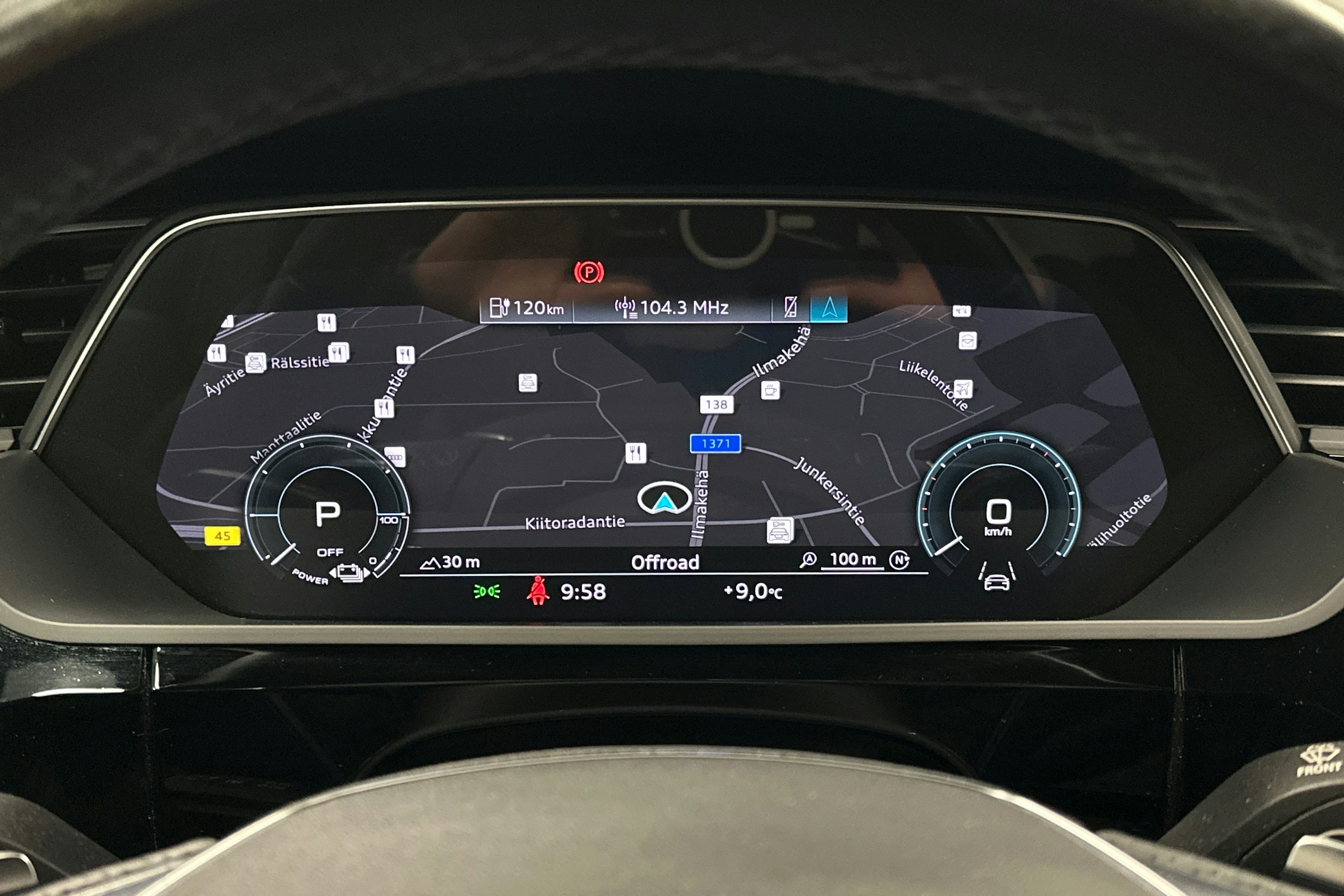 sininen Audi e-tron 2022 kuva 24.