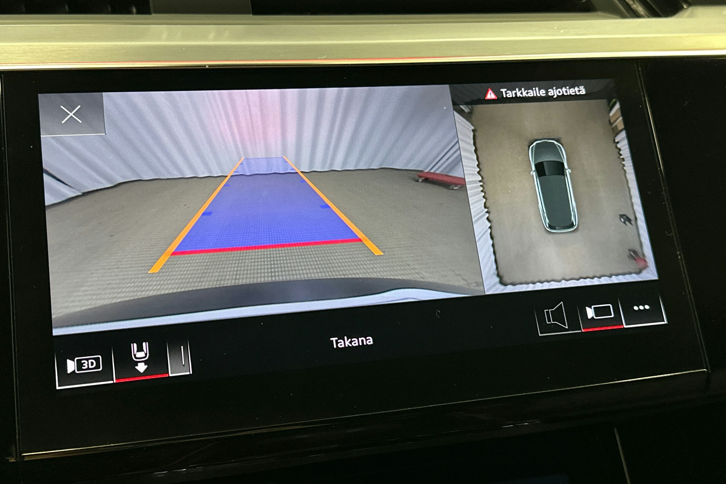 sininen Audi e-tron 2022 kuva 32.