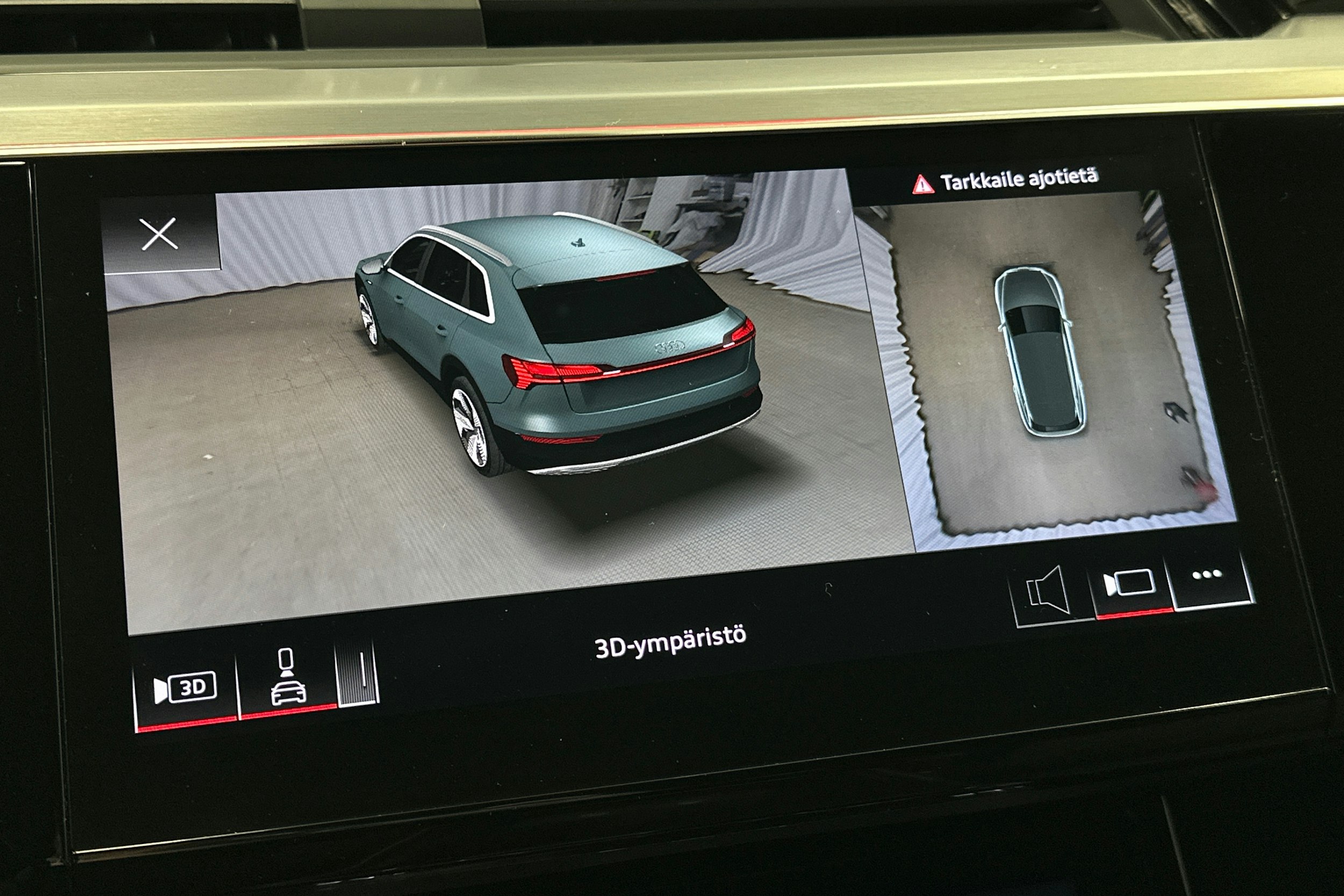 sininen Audi e-tron 2022 kuva 33.