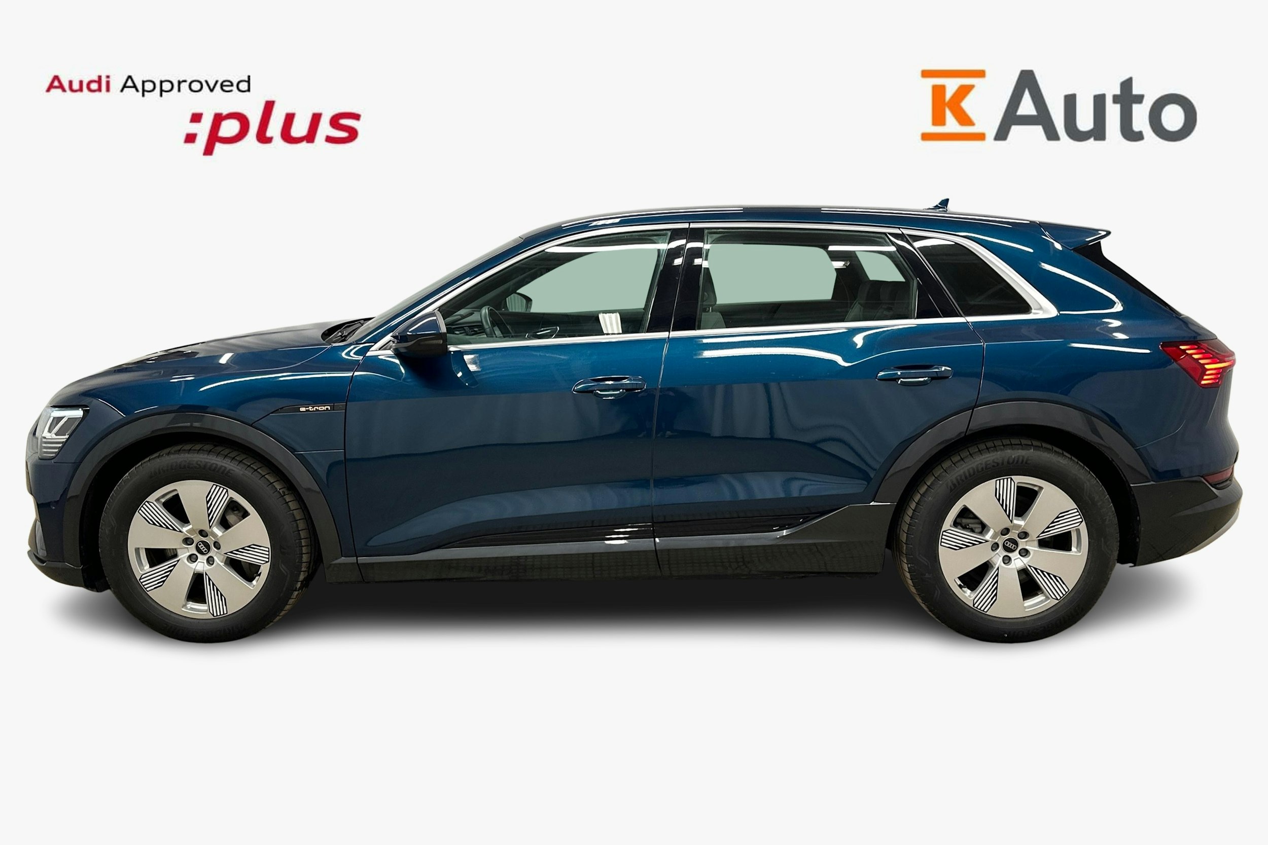 sininen Audi e-tron 2022 kuva 6.