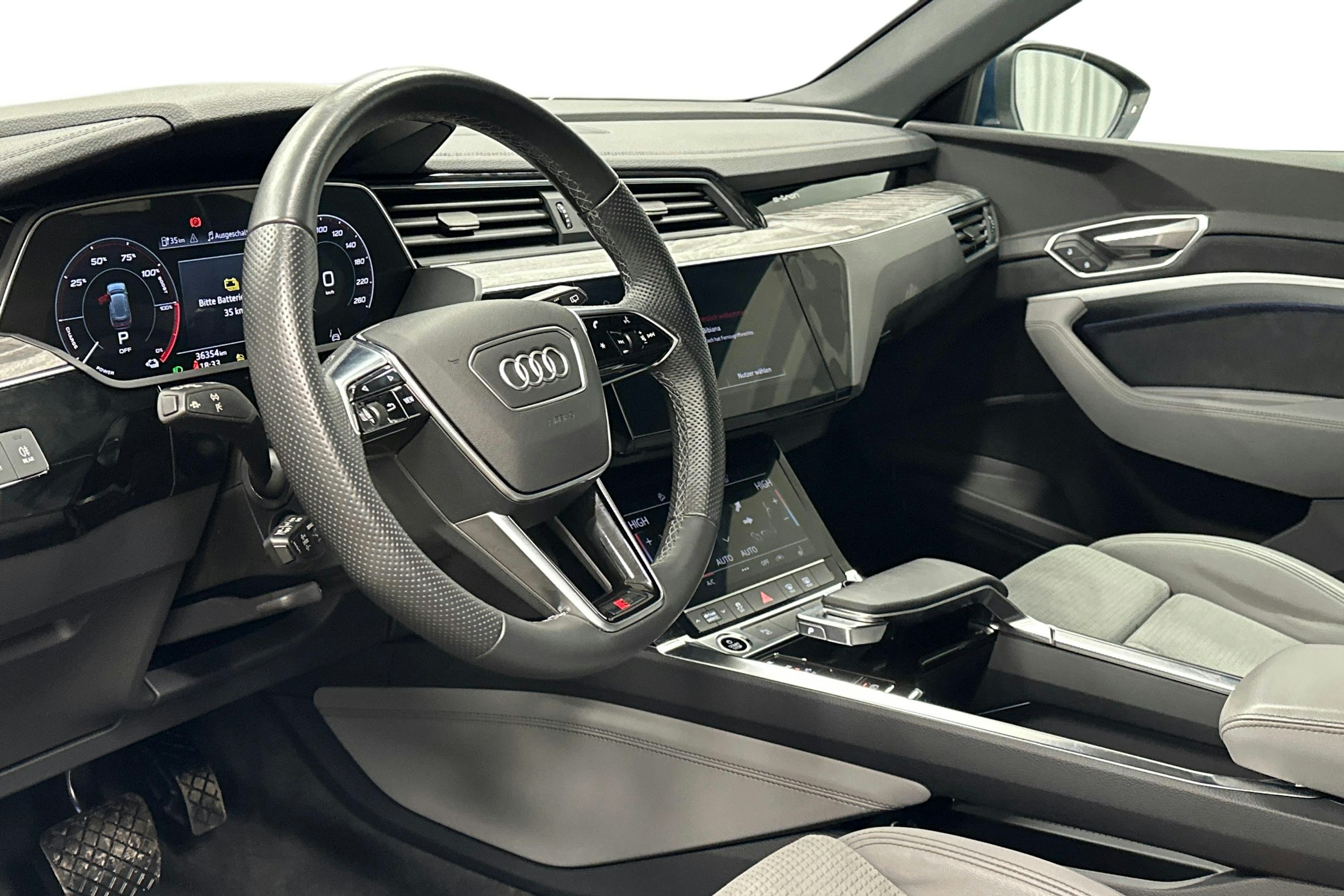 sininen Audi e-tron 2022 kuva 7.