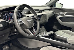sininen Audi e-tron 2022 kuva 7.