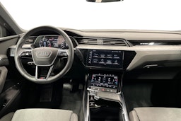 sininen Audi e-tron 2022 kuva 9.