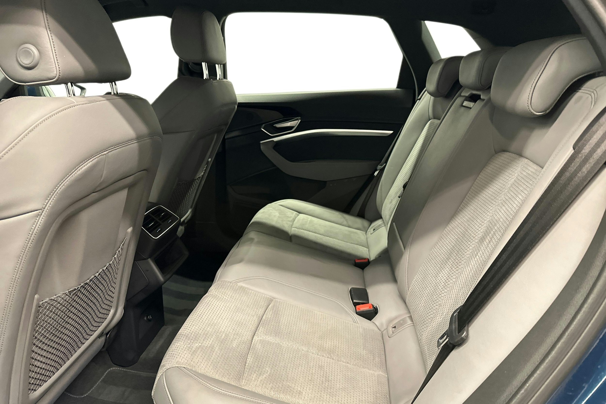 sininen Audi e-tron 2022 kuva 10.