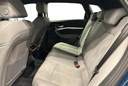 sininen Audi e-tron 2022 kuva 10.