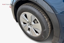 sininen Audi e-tron 2022 kuva 11.
