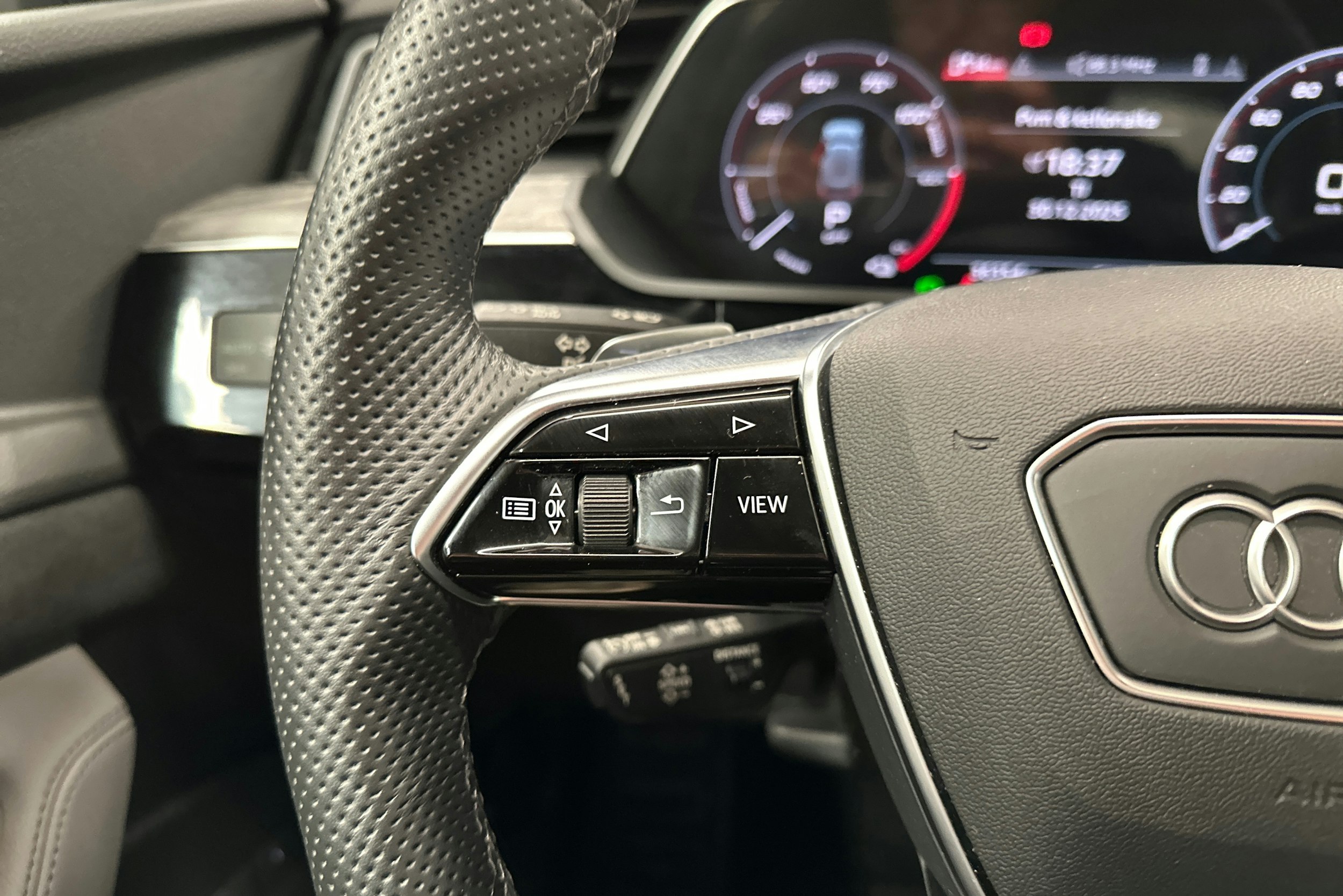 sininen Audi e-tron 2022 kuva 13.