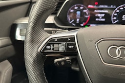 sininen Audi e-tron 2022 kuva 13.