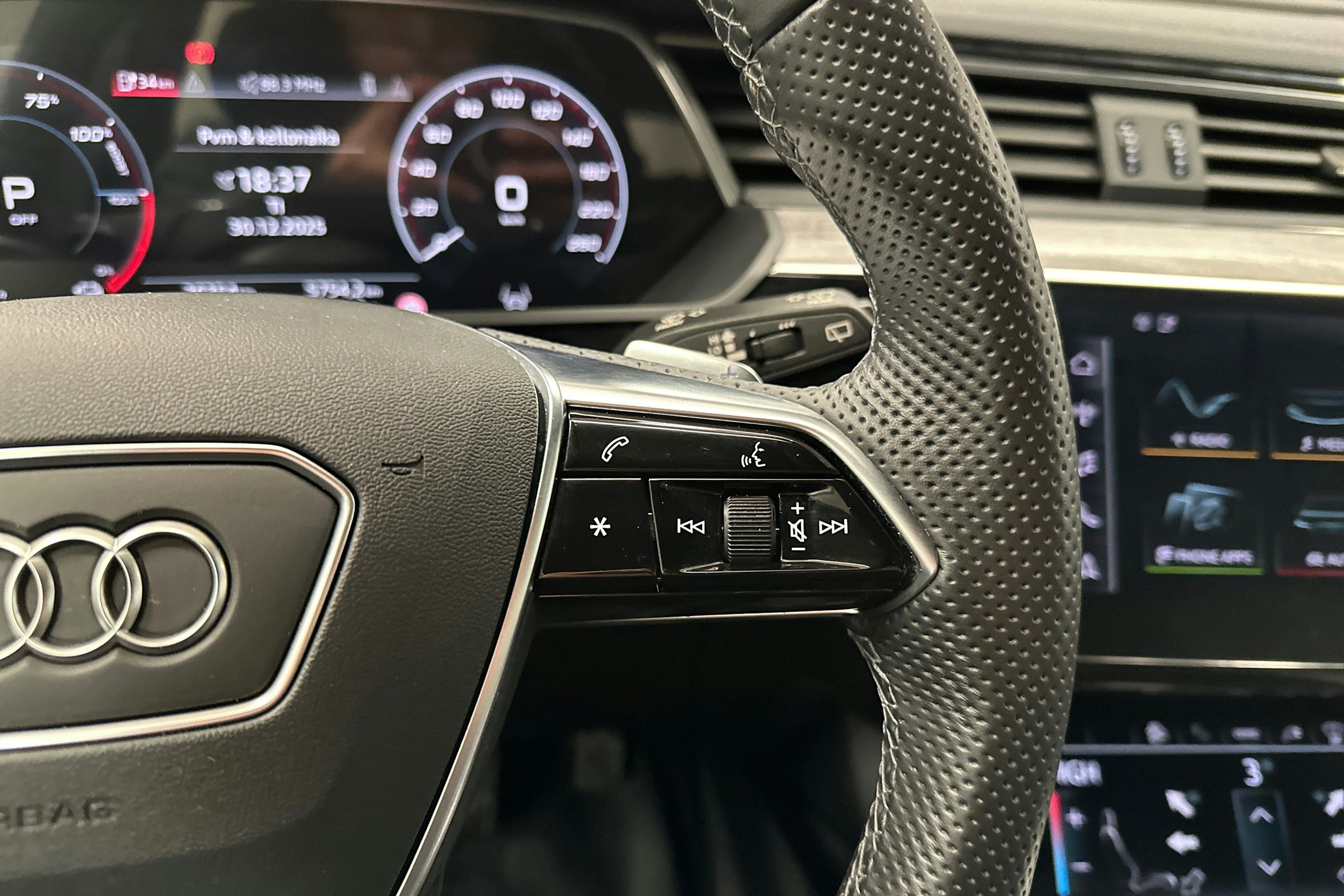 sininen Audi e-tron 2022 kuva 14.