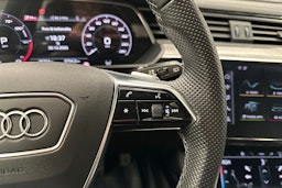 sininen Audi e-tron 2022 kuva 14.