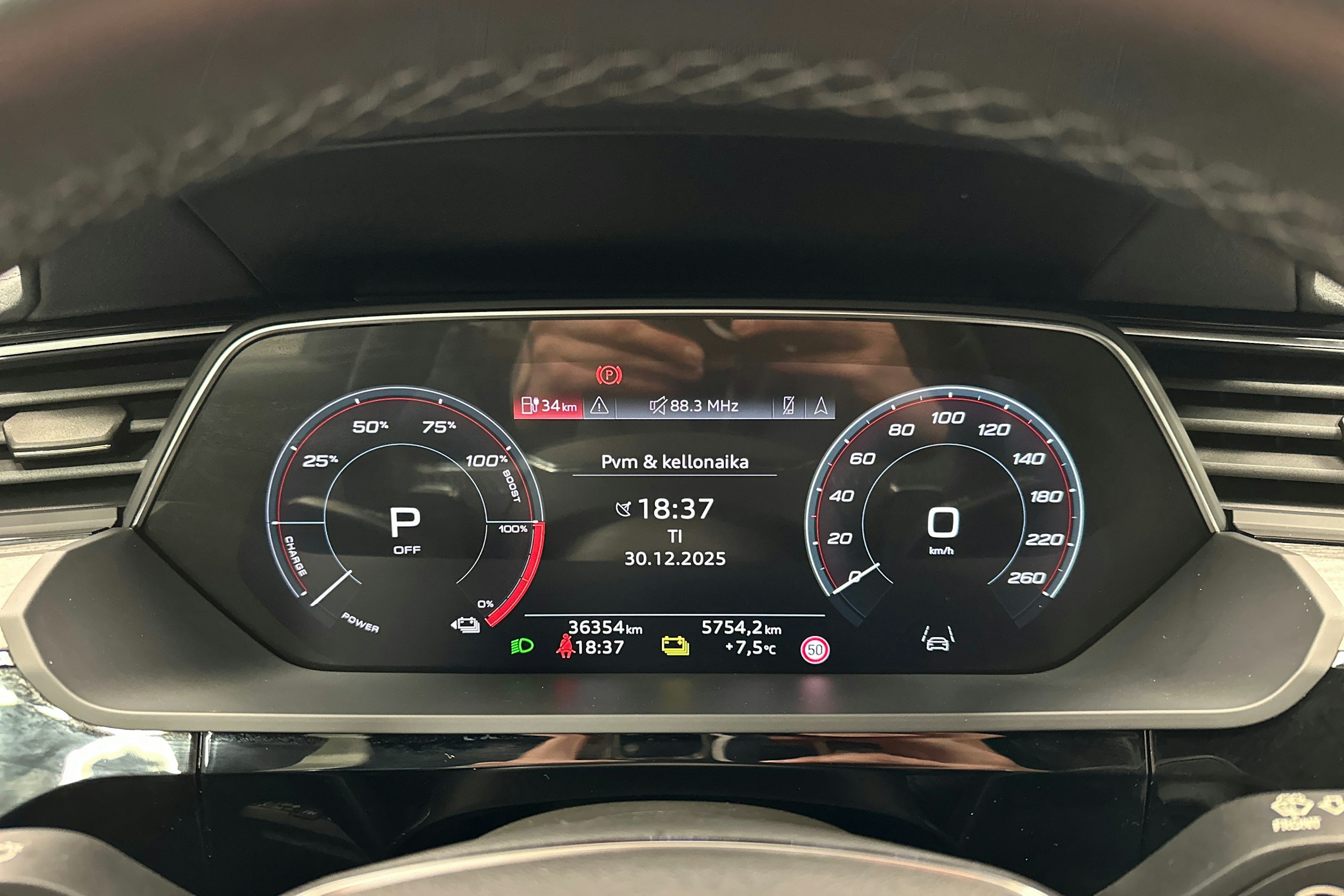 sininen Audi e-tron 2022 kuva 16.