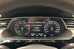 sininen Audi e-tron 2022 kuva 16.