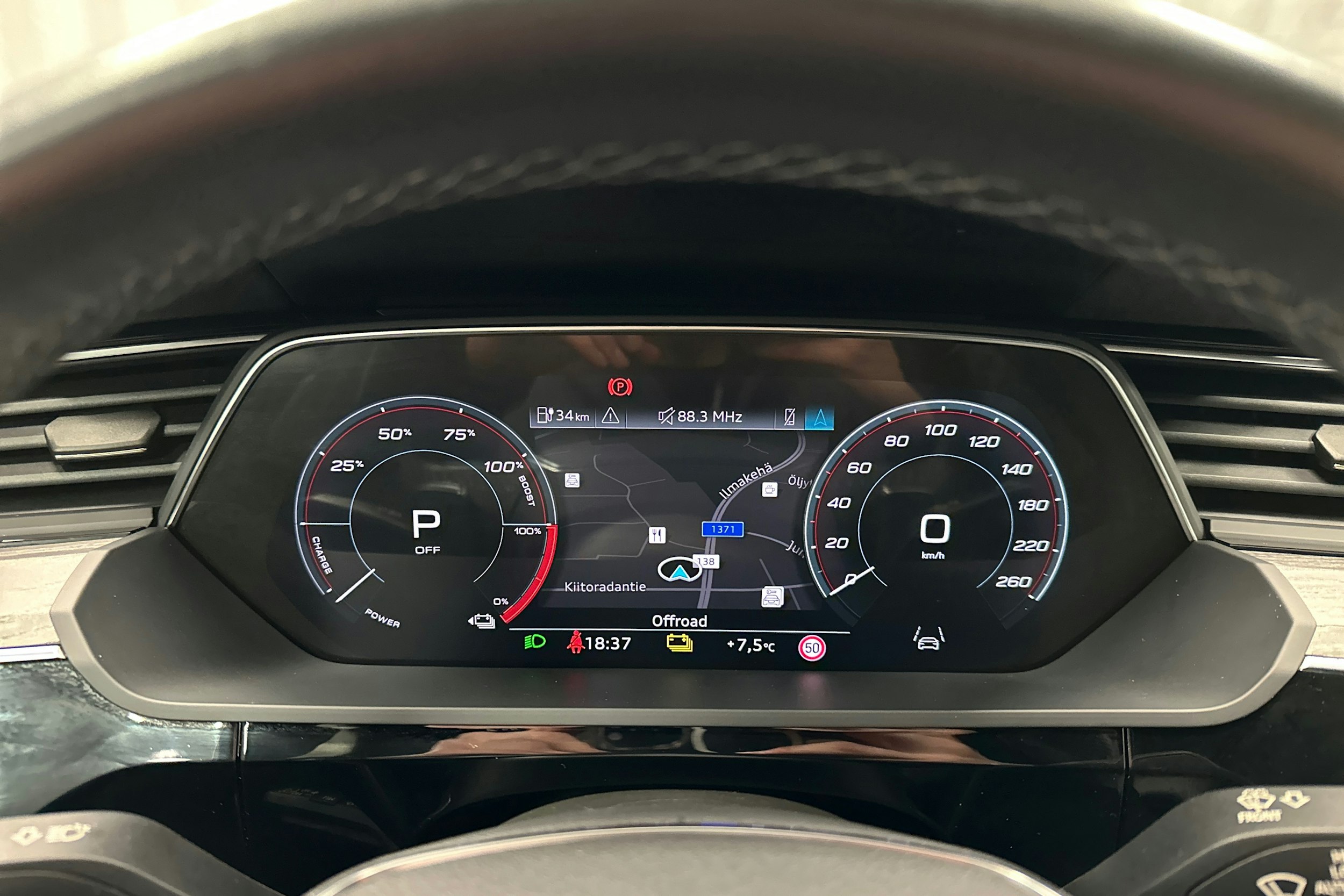 sininen Audi e-tron 2022 kuva 17.