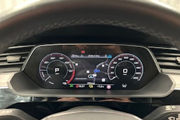 sininen Audi e-tron 2022 kuva 17.