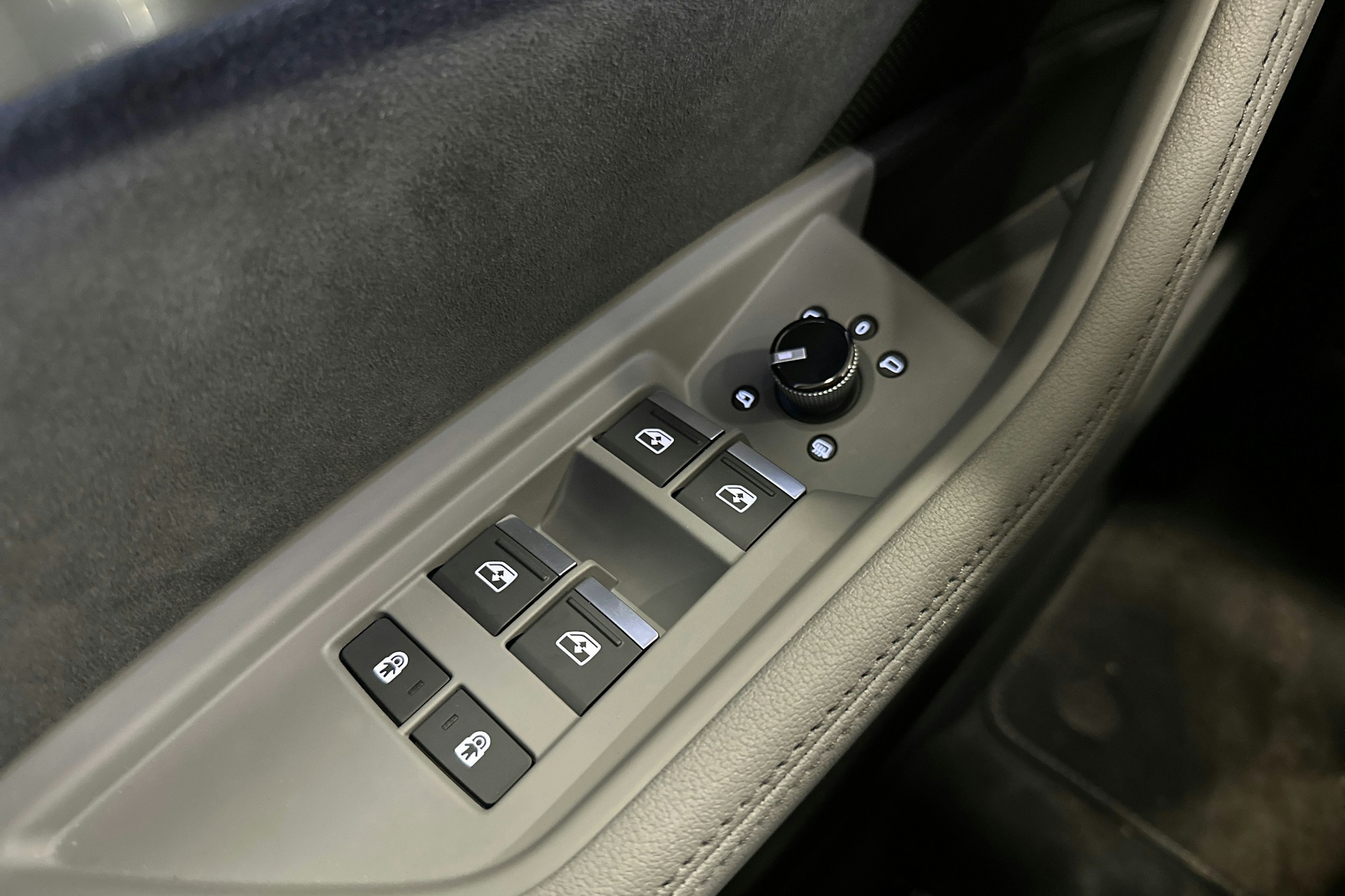 sininen Audi e-tron 2022 kuva 18.