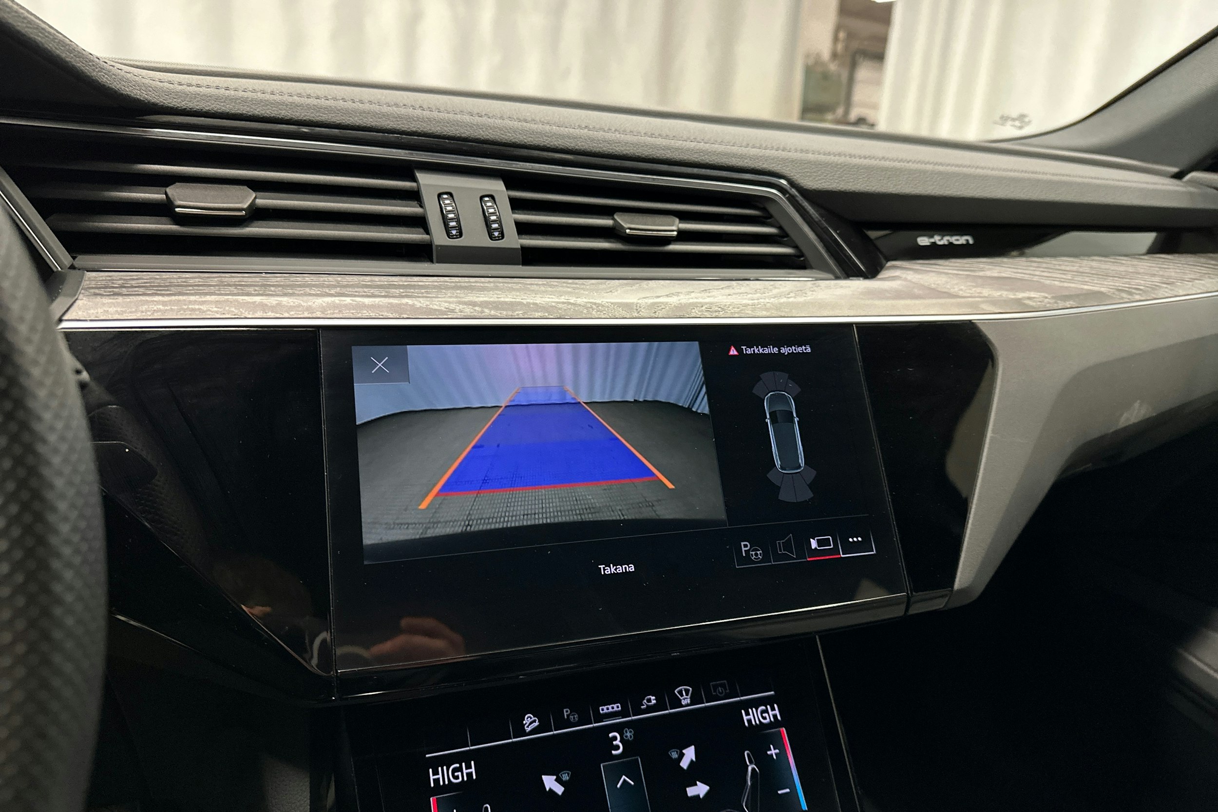 sininen Audi e-tron 2022 kuva 20.