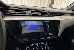 sininen Audi e-tron 2022 kuva 20.