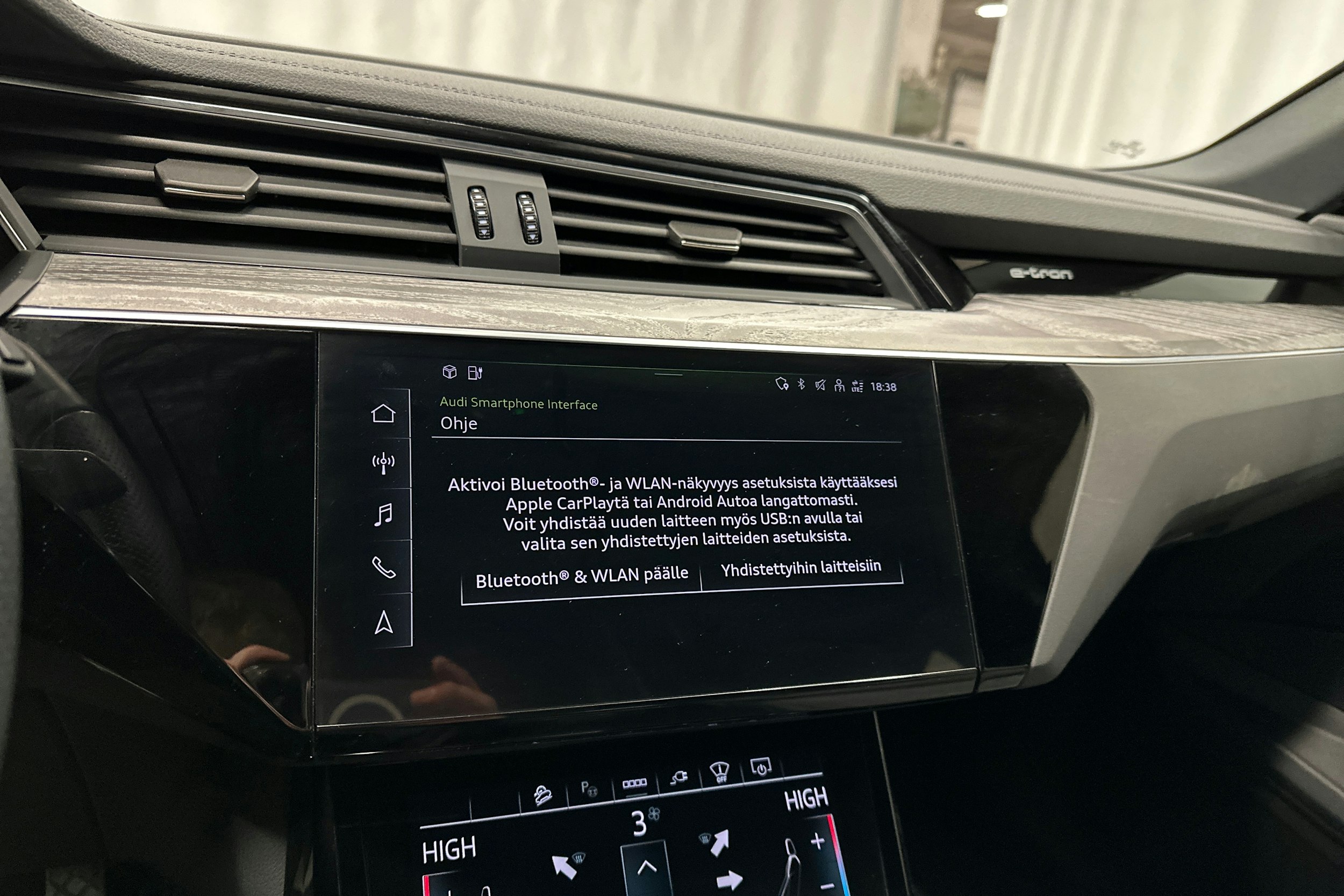 sininen Audi e-tron 2022 kuva 21.