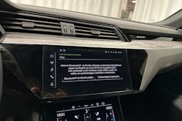 sininen Audi e-tron 2022 kuva 21.