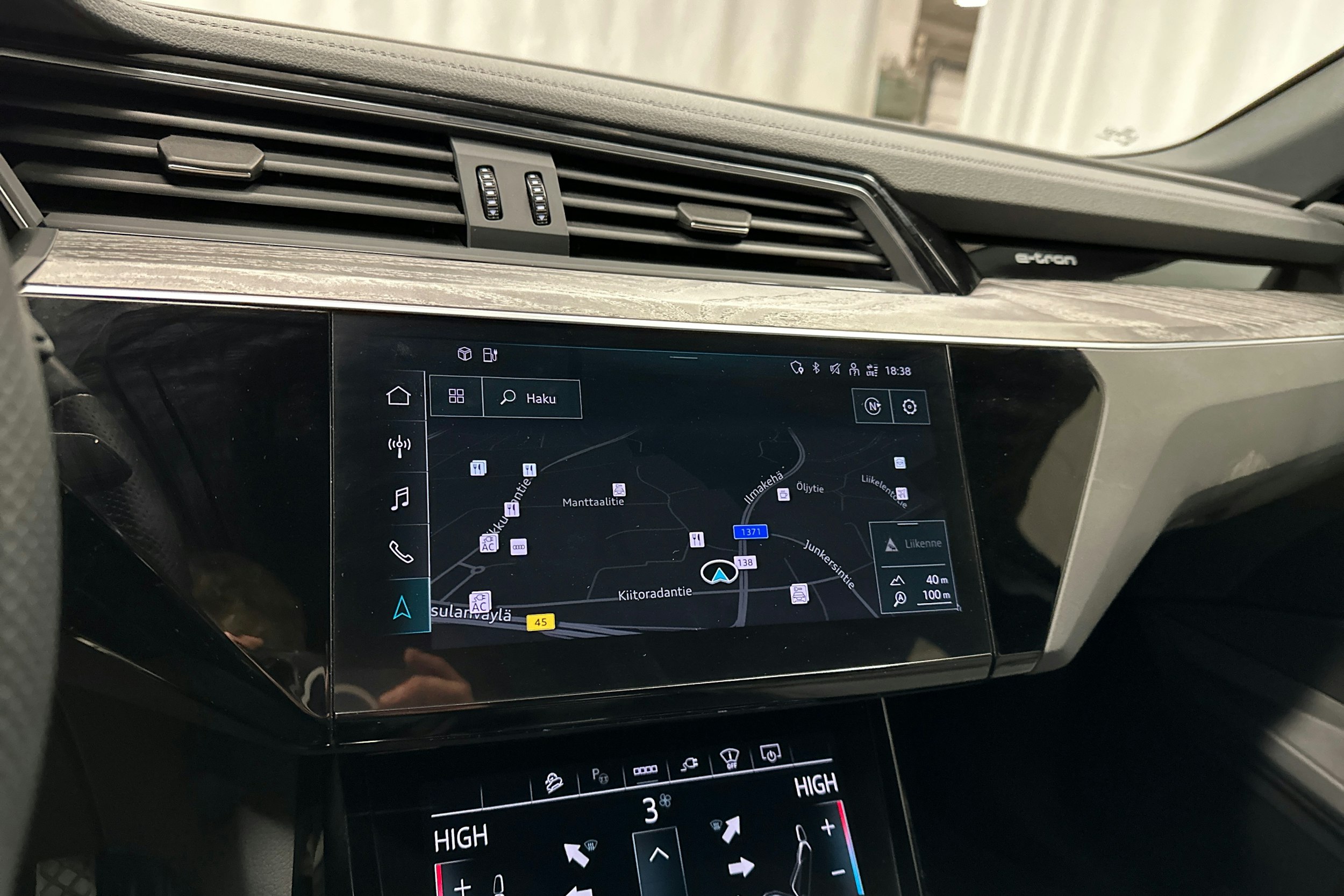 sininen Audi e-tron 2022 kuva 22.