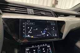 sininen Audi e-tron 2022 kuva 22.