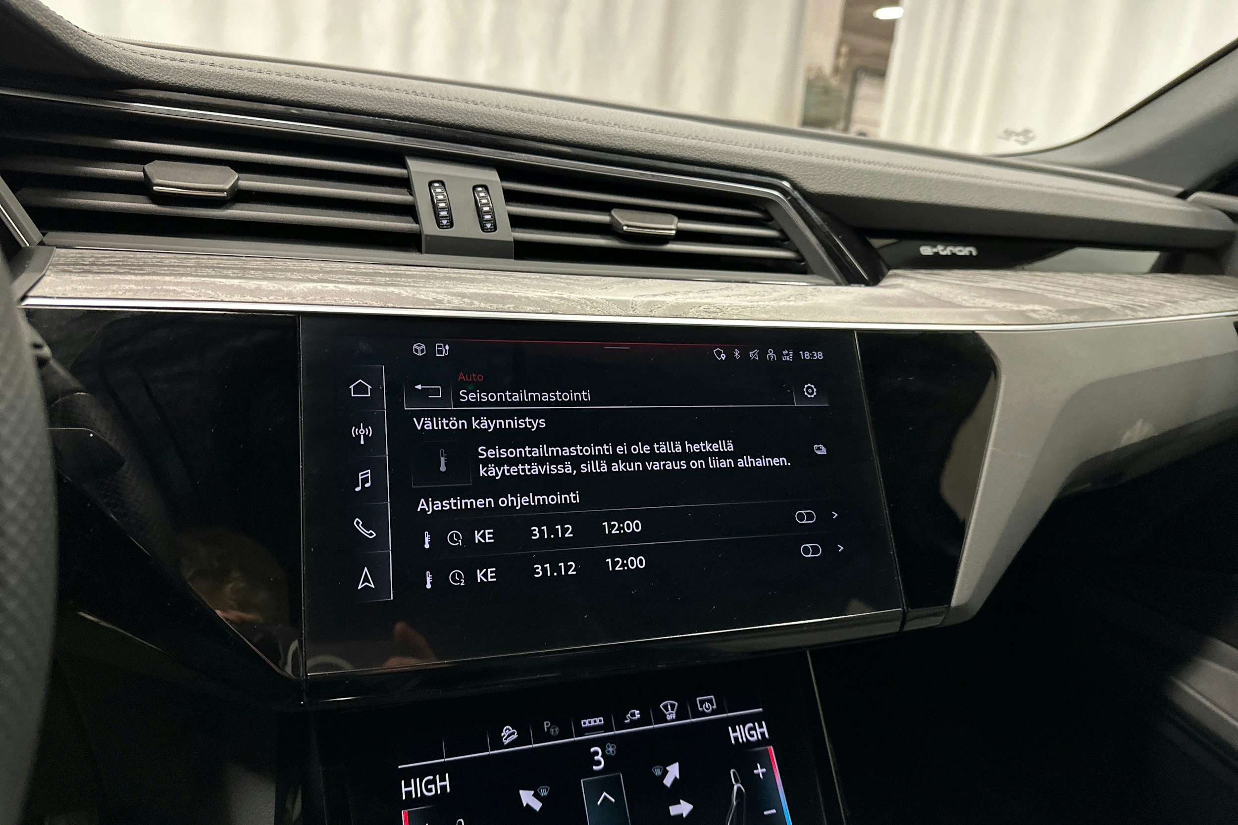 sininen Audi e-tron 2022 kuva 24.