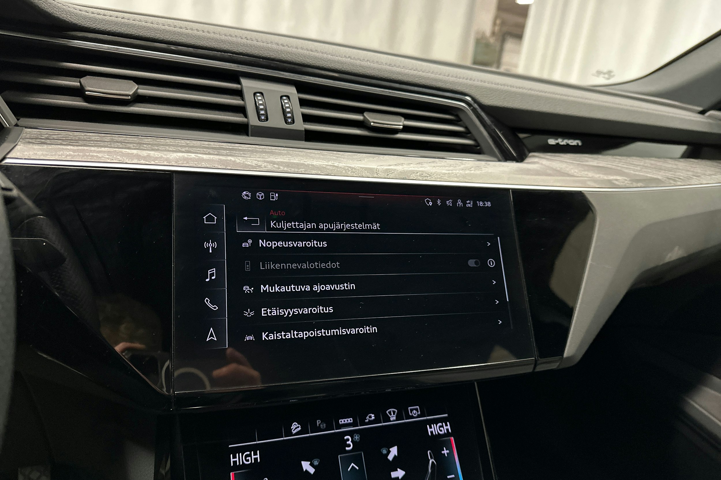 sininen Audi e-tron 2022 kuva 25.