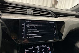 sininen Audi e-tron 2022 kuva 25.