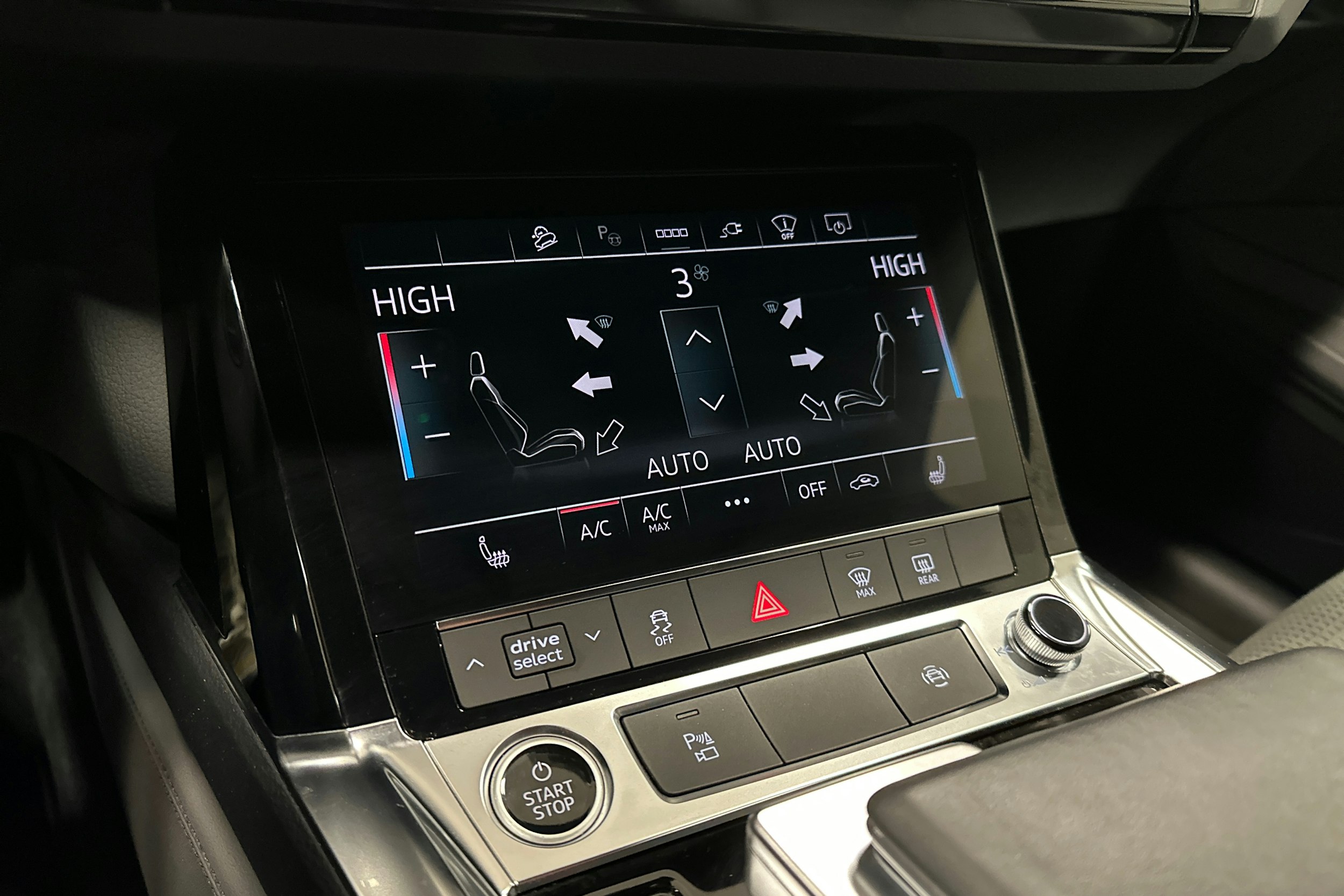 sininen Audi e-tron 2022 kuva 26.