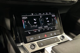 sininen Audi e-tron 2022 kuva 26.